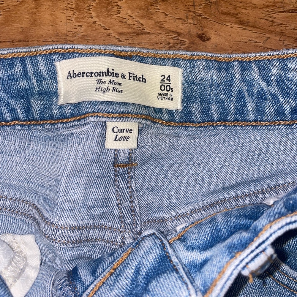Abercrombie High rise mom Jean
